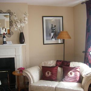 Mini Queen Suite